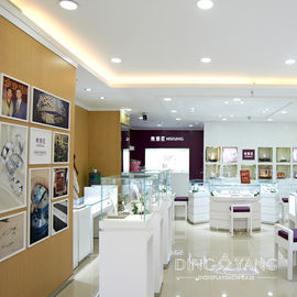 Białe okrągłe wystawy biżuterii prosty piękny i praktyczny