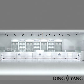 Salony wystawiennicze Blaskie białe sklepy biżuterii