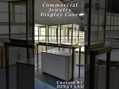 Witryny biżuterii w kolorze beżowym i złotym tworzą luksusowe i ciepłe środowisko zakupowe